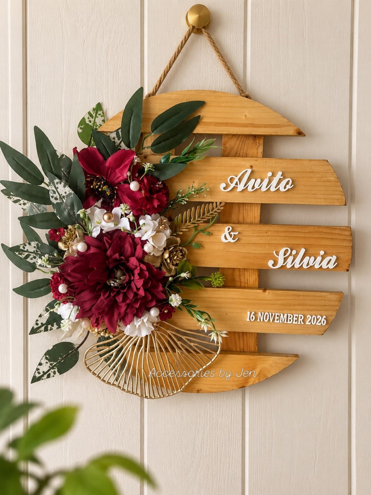 Wooden barrel-shaped wedding sign with red flowers and names Avito and Silvia